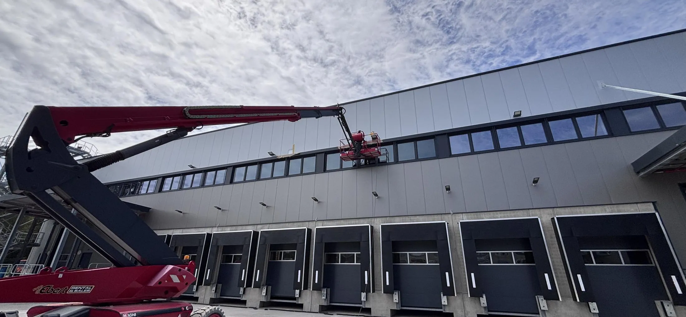 Arbeitsbühne im Bereich einer Industriehalle.
